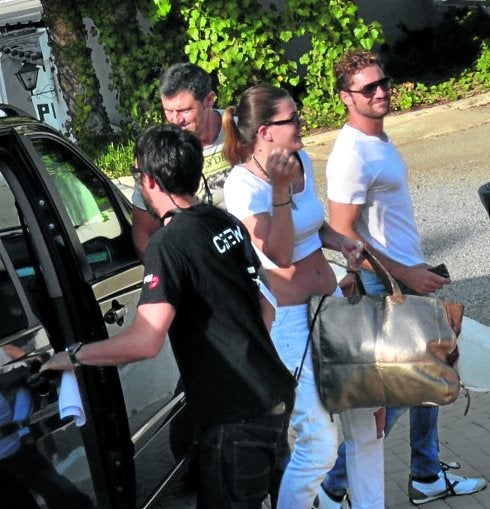 David Bisbal y Eugenia Suárez, su nueva novia, paseando por Almería. :: cordon press