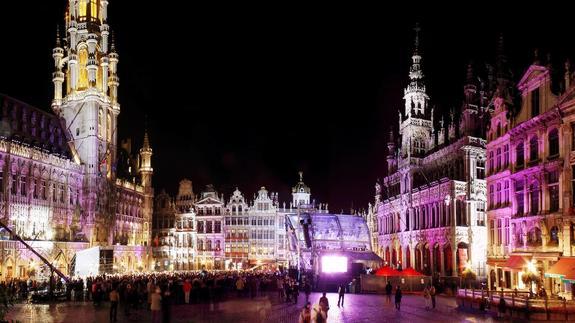 Imagen nocturna de la Grand Place de Bruselas.