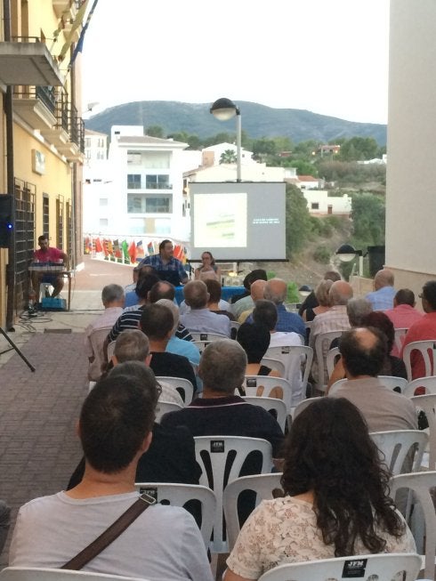 El público reunido en Gata, atento a la charla de Irene Ballester. :: LP