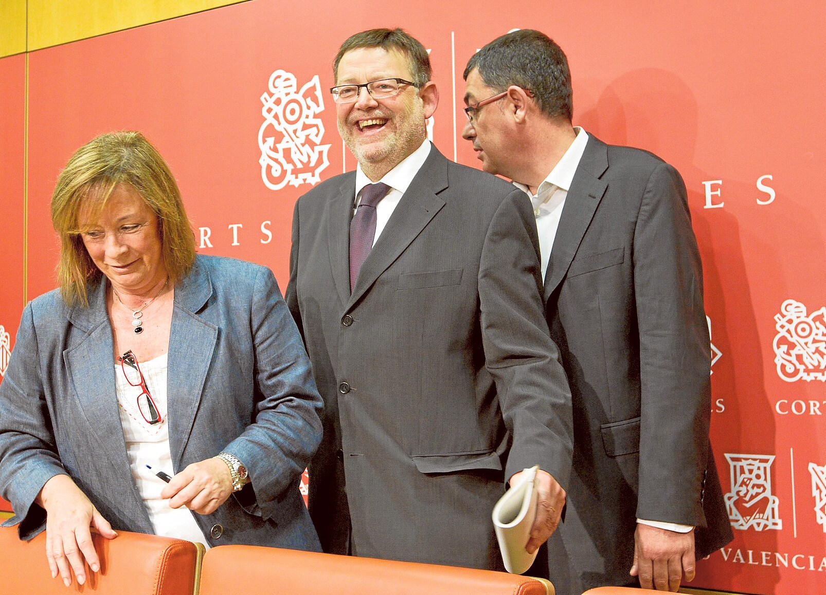 Marga Sanz, Ximo Puig y Enric Morera, en la sala de prensa de Les Corts.