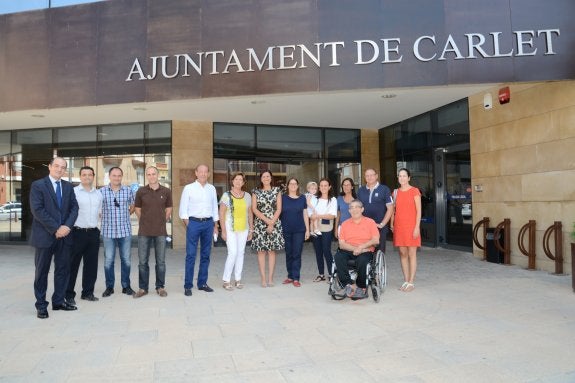 La consellera, en el centro, ayer, durante su visita a Carlet. :: lp