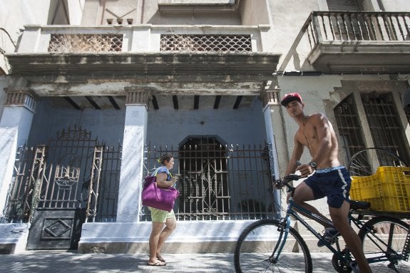 Fachada de las oficinas por donde entran los ocupantes de la vieja fábrica, ayer por la mañana. :: jesús montañana