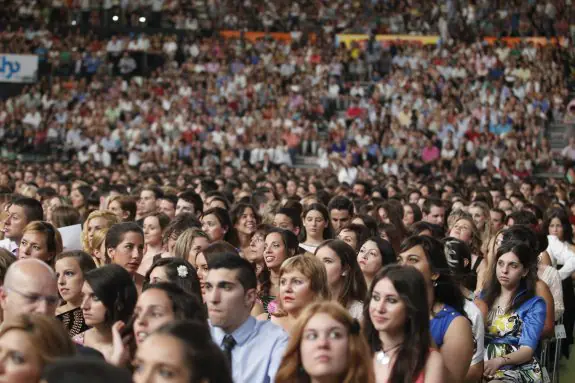 Juventud y educación. Alumnos de la Universidad Católica durante el acto de graduación del pasado curso. :: j. signes