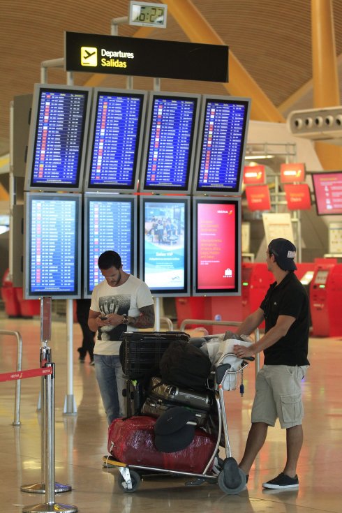 Pasajeros esperando ayer en una terminal. :: EFE/Victor Letena