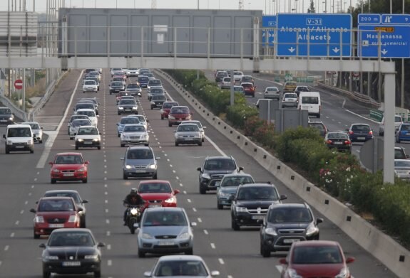 Tráfico denso ayer por la tarde en la pista de Silla para llegar hasta Valencia. :: jesús signes