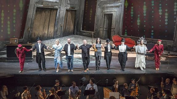 Los actores se despiden tras interpretar 'Narciso'.