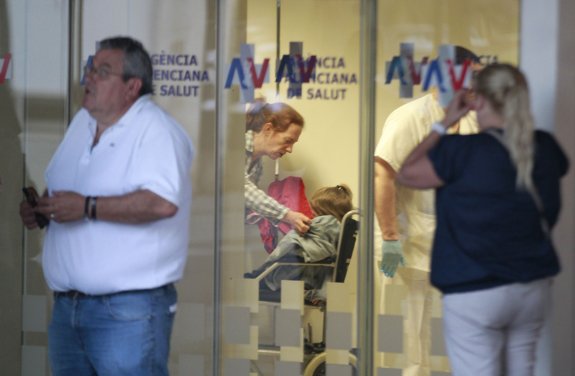 La puerta de Urgencias de un hospital. :: juan j.monzó