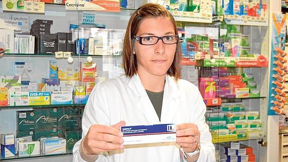 Una farmacéutica muestra una vacuna que se vende en Portugal.