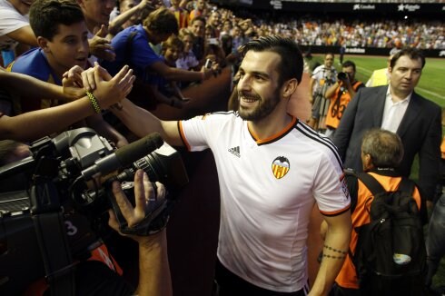 Negredo, ya con la camiseta del Valencia, saluda a los aficionados ayer en Mestalla. 
