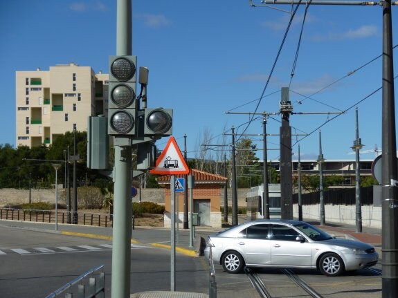 Un coche atraviesa uno de los pasos a nivel de Paterna. :: lp