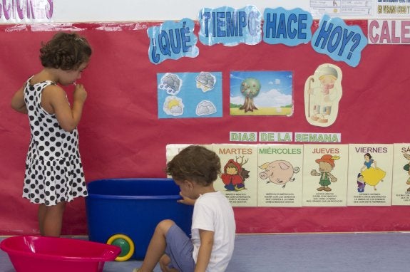 Dos alumnos del colegio número 100 de Ruzafa, en Valencia, durante el primer día del curso. :: damián torres