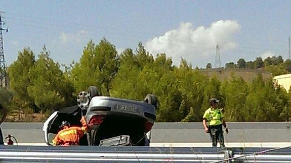 Fallece el conductor de un coche tras recibir el impacto de la rueda de un camión que iba delante