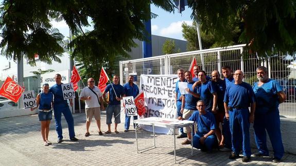 Los trabajadores del centro Peugeot situado en Vara de Quart.