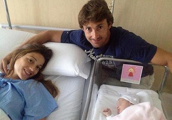 Juan Carlos Ferrero y su pareja, Eva Gil, dan la bienvenida a la pequeña Vega. 