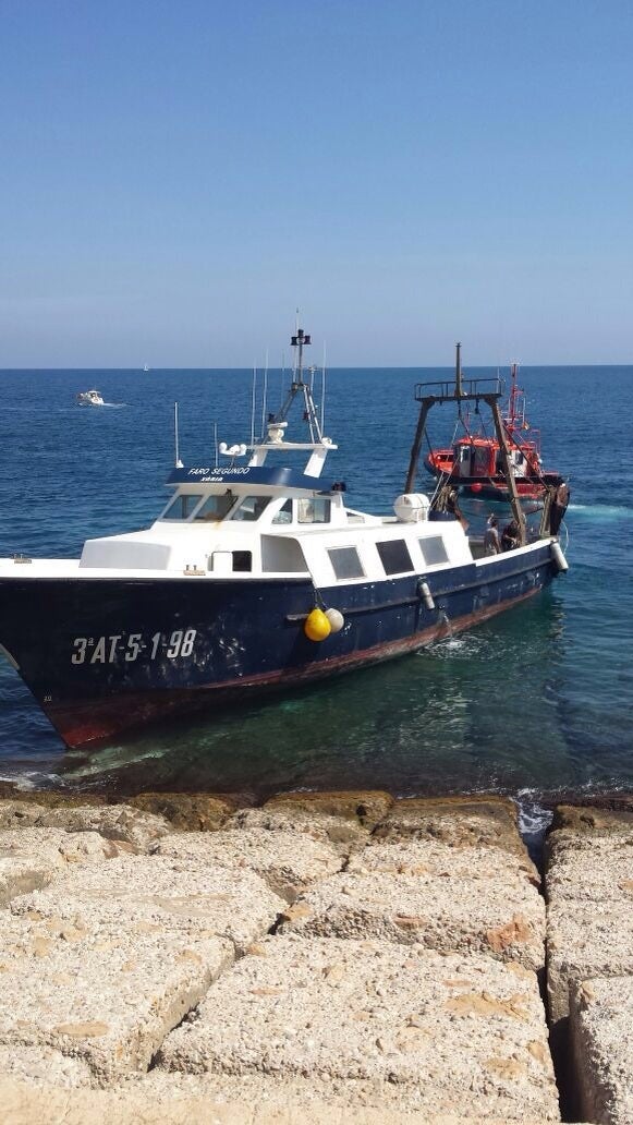 Un barco de pesca encalla contra la escollera de Xàbia