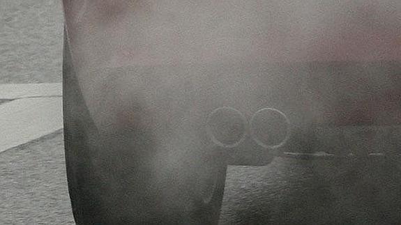 El tubo de escape de un coche.