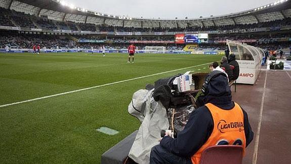 Un cámara, en la retransmisión de un partido de PrImera.