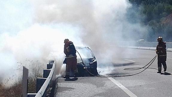 Un accidente en la A3 a la altura de Buñol termina con un coche calcinado