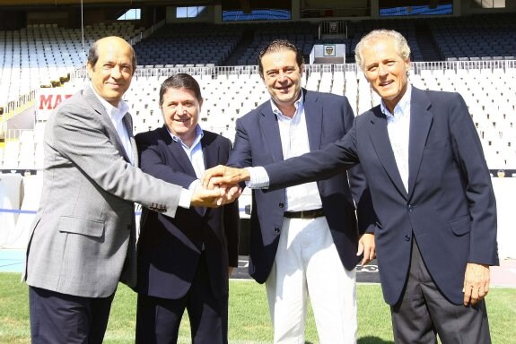 Llorente, Olivas, Camps y Carlos de Miguel, el día que escenificaron el acuerdo. :: lp