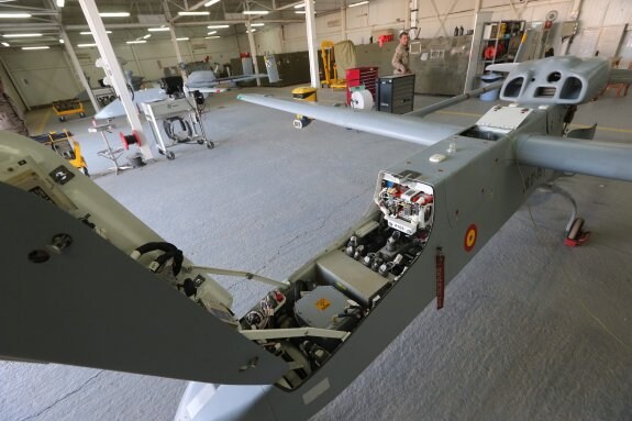 Uno de los aviones espía españoles, en el interior en un hangar de la ciudad afgana de Herat. :: jaime garcía