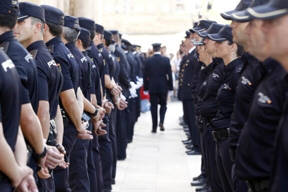 Policías formados durante la celebración del acto. :: irene marsilla