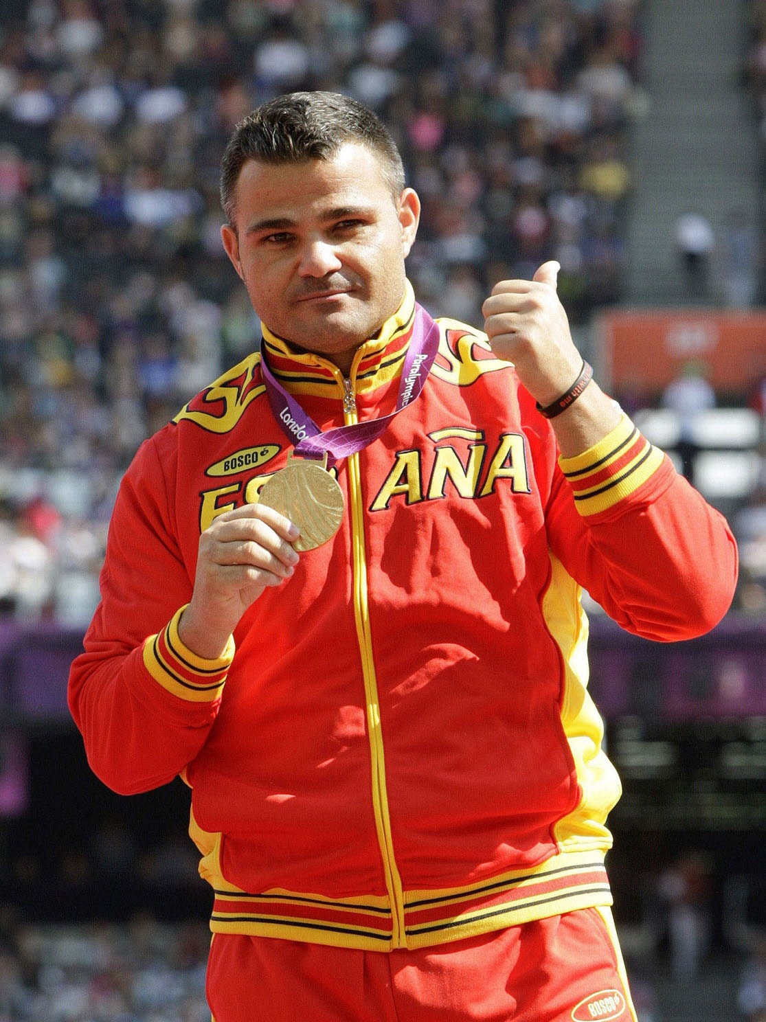 David Casinos, tras recibir la medalla de oro conseguida en la prueba de lanzamiento de disco de los Juegos Paralímpicos de Londres 2012.