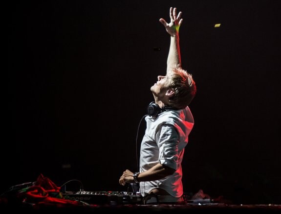 El dj holandés Armin Van Buuren, durante una de sus actuaciones de este año. Mañana en Valencia reanuda su gira europea. :: Marc Van Der aa