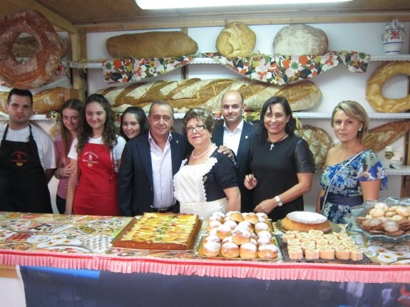 El alcalde de Llíria, Manuel Izquierdo (tercero por la izquierda), en un stand de la popular feria gastronómica 'A mos redó'. :: lp