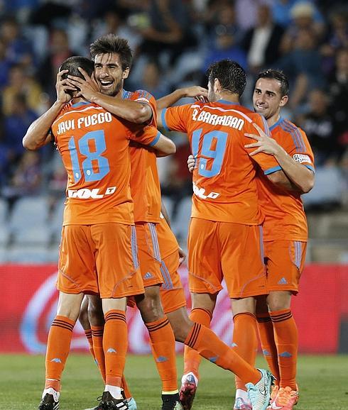 Los jugadores del Valencia celebran el segundo gol del Valencia contra el Getafe