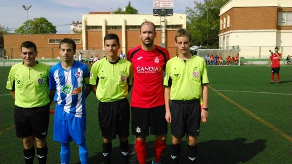 Los capitanes del Atlètic Alginet y de la UD Portuarios, junto a los colegiados, antes de empezar el encuentro. :: lp