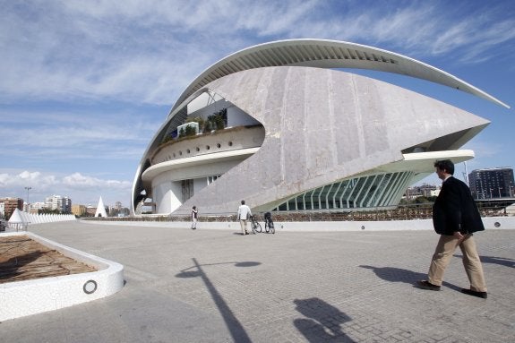 Vista del Palau de les Arts con el trencadís retirado. 