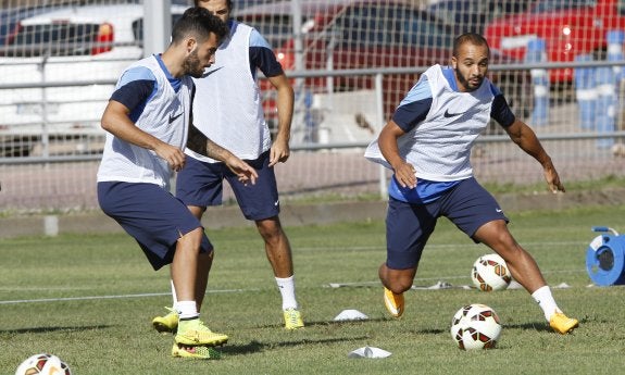 Rubén y El Zhar buscan el balón durante un entrenamiento en la ciudad deportiva de Buñol.