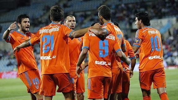 Los jugadores del Valencia, celebrando el segundo gol contra el Getafe.