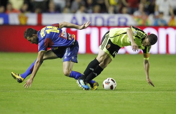 Javi Venta y Gabi, en una acción del Levante-Zaragoza que está siendo investigado. :: jesús signes