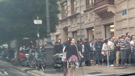 Los valencianos hacen cola desde anoche para comprar su iPhone 6. DANIEL BARAMBIO