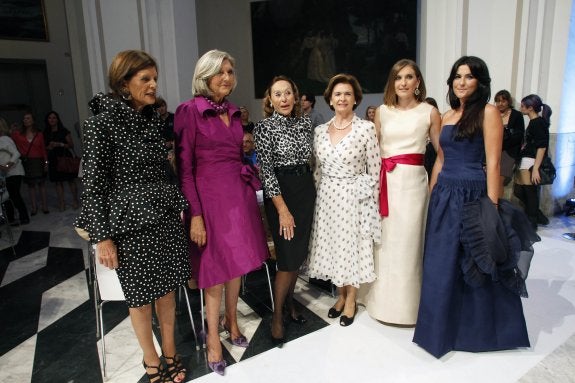 De derecha a izquierda, Carmen Topete, Mª Teresa Monsonís, Done Caus Pertegaz, Consuelo Peris, Irene Monsonís y Rocío Monsonís. :: IRENE MARSILLA