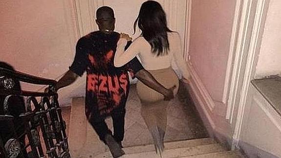 Kanye West escolta el trasero de Kim Kardashian.
