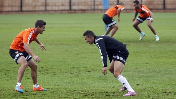 Zuculini y Rodrigo ejecutan entre bromas uno de los ejercicios del entrenamiento de ayer en la ciudad deportiva de Paterna. :: jesús signes