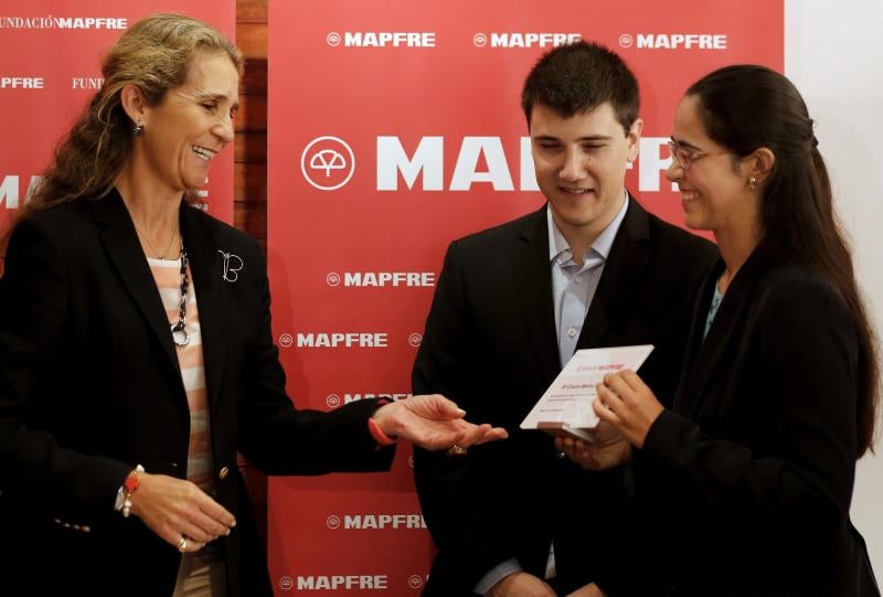 La Infanta Elena (i) entrega a Cristina Medina (d) y Sergio Torres (c) de 25 y 24 años y estudiantes de ingeniería de Caminos de la UPV el reconocimiento tras ganar el concurso europeo 