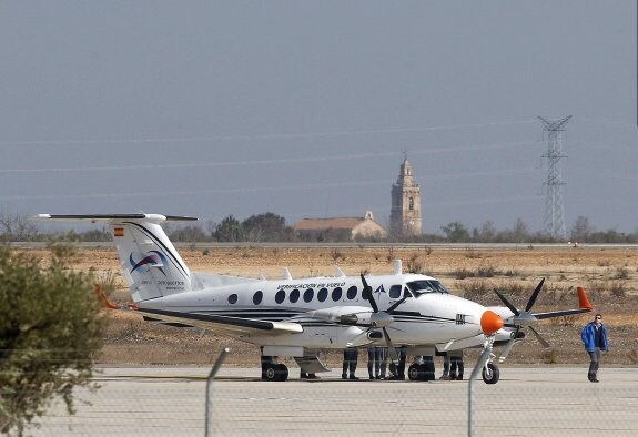 Un avión durante las pruebas de vuelo en el aeropuerto de Castellón. :: efe/doménech castelló
