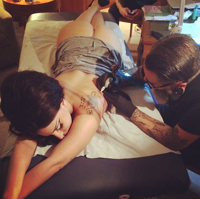 Lady Gaga, en la camilla mientras se tatúa el omoplato.