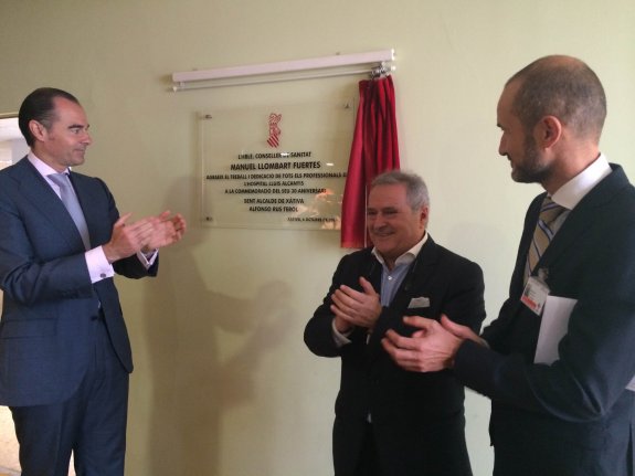 Llombart, Rus y García junto a la placa conmemorativa del 30 aniversario. :: a. vicente