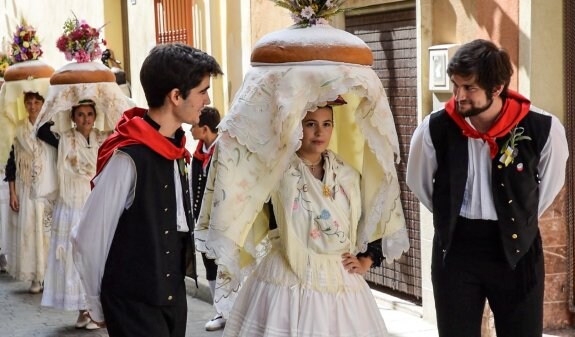  Desfile. Los Custodios y las Clavariesas, con el 'Pa Beneït'.