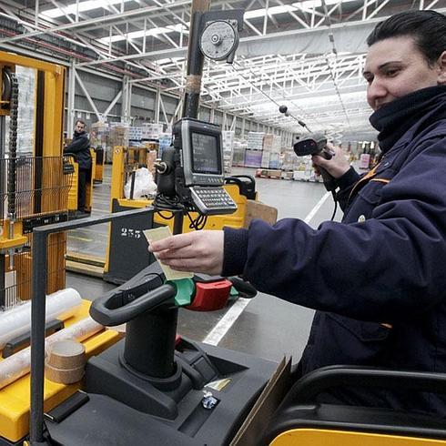 Una operaria en un centro logístico de Mercadona.