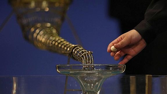 Niño de San Ildefonso extrae una bola de la copa durante el sorteo de la Lotería de Navidad 2013.