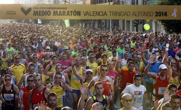 Momento de la multitudinaria salida de la carrera. :: jesús signes