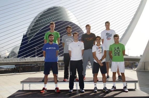 Los ocho cabezas de serie del Valencia Open 500 posan ayer en la terraza del Museo Príncipe Felipe, con el Ágora de fondo. :: irene marsilla