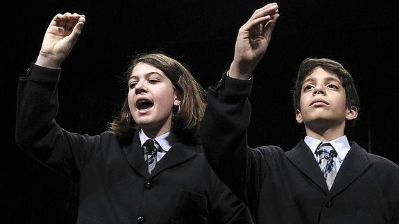 Dos niños del Colegio de San Ildefonso cantan un número premiado.