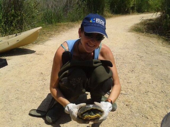 La alumna Sara Herrero, con una tortuga en el marjal de la Safor. :: lp