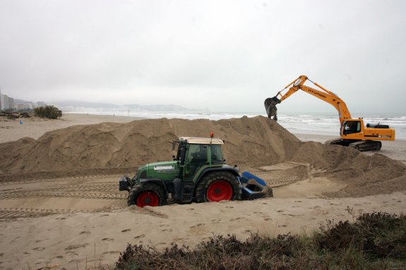 Trabajos en una playa de Cullera tras un temporal en una foto de archivo. :: f. garcía